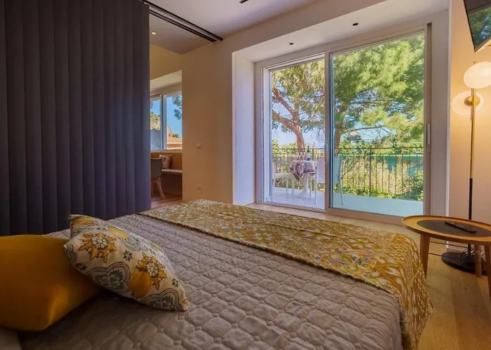 Domus Aurea Luxury شقة تْشيفالو